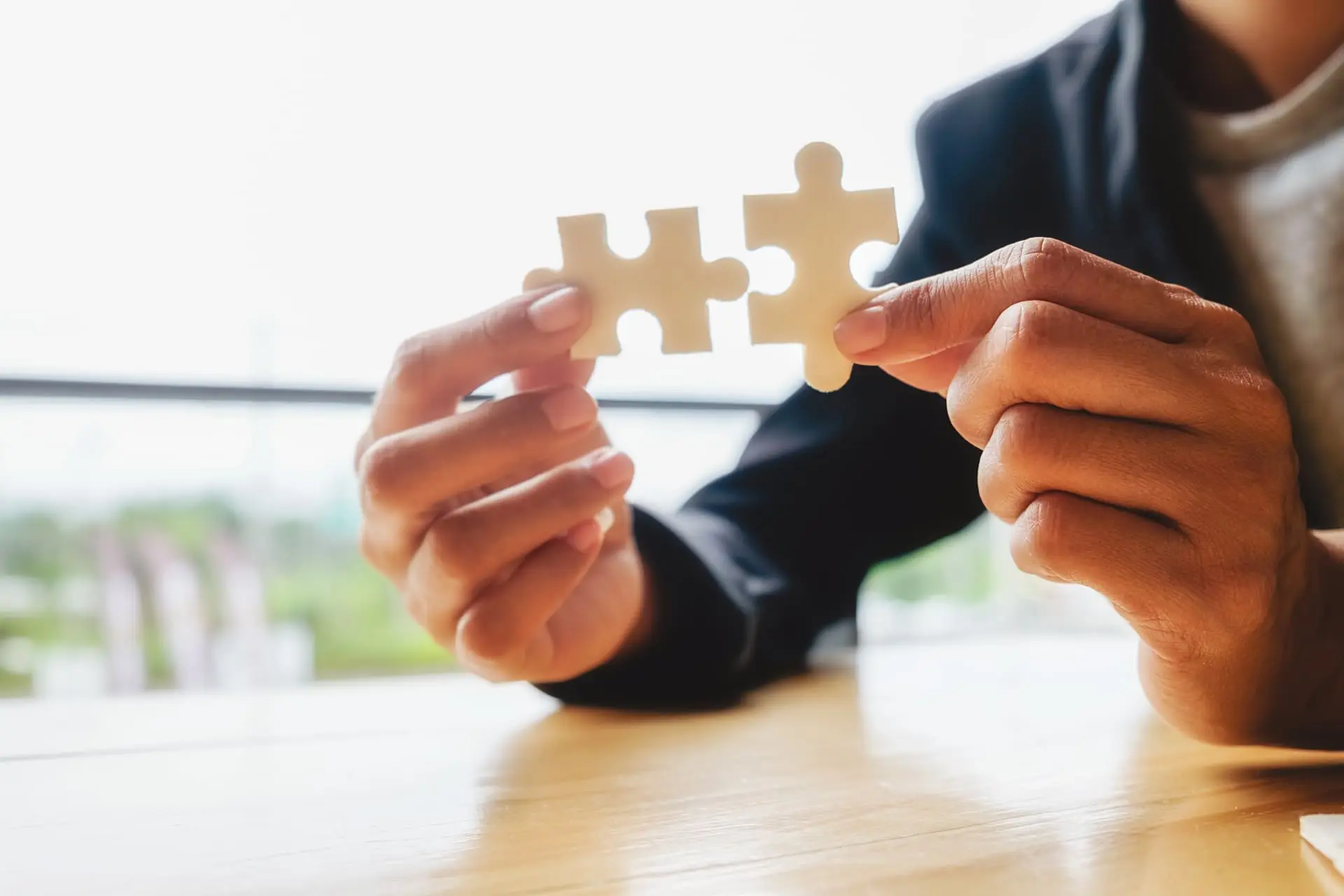 Personne assemblant deux pièces de puzzle complémentaires