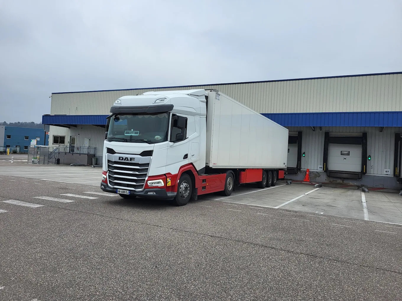 Camion frigo des transports Bayle à quai