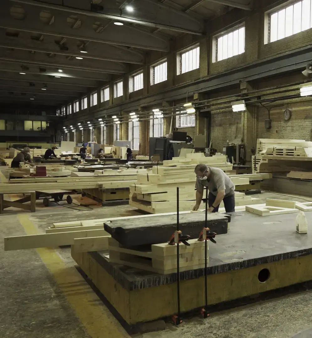 Atelier de menuiserie avec diverses machines et matières premières