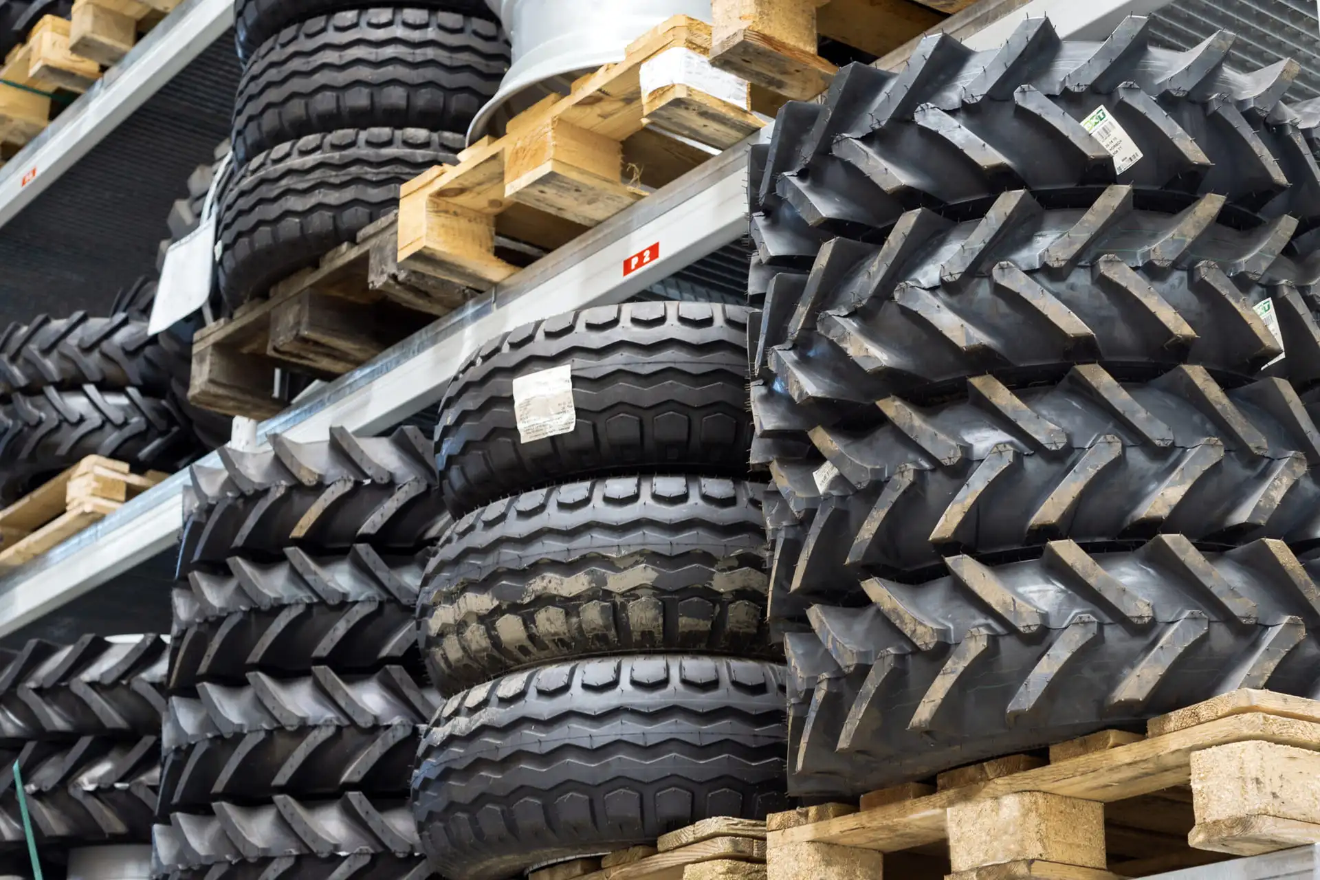 Pneus stockés sur des palettes dans un entrepôt