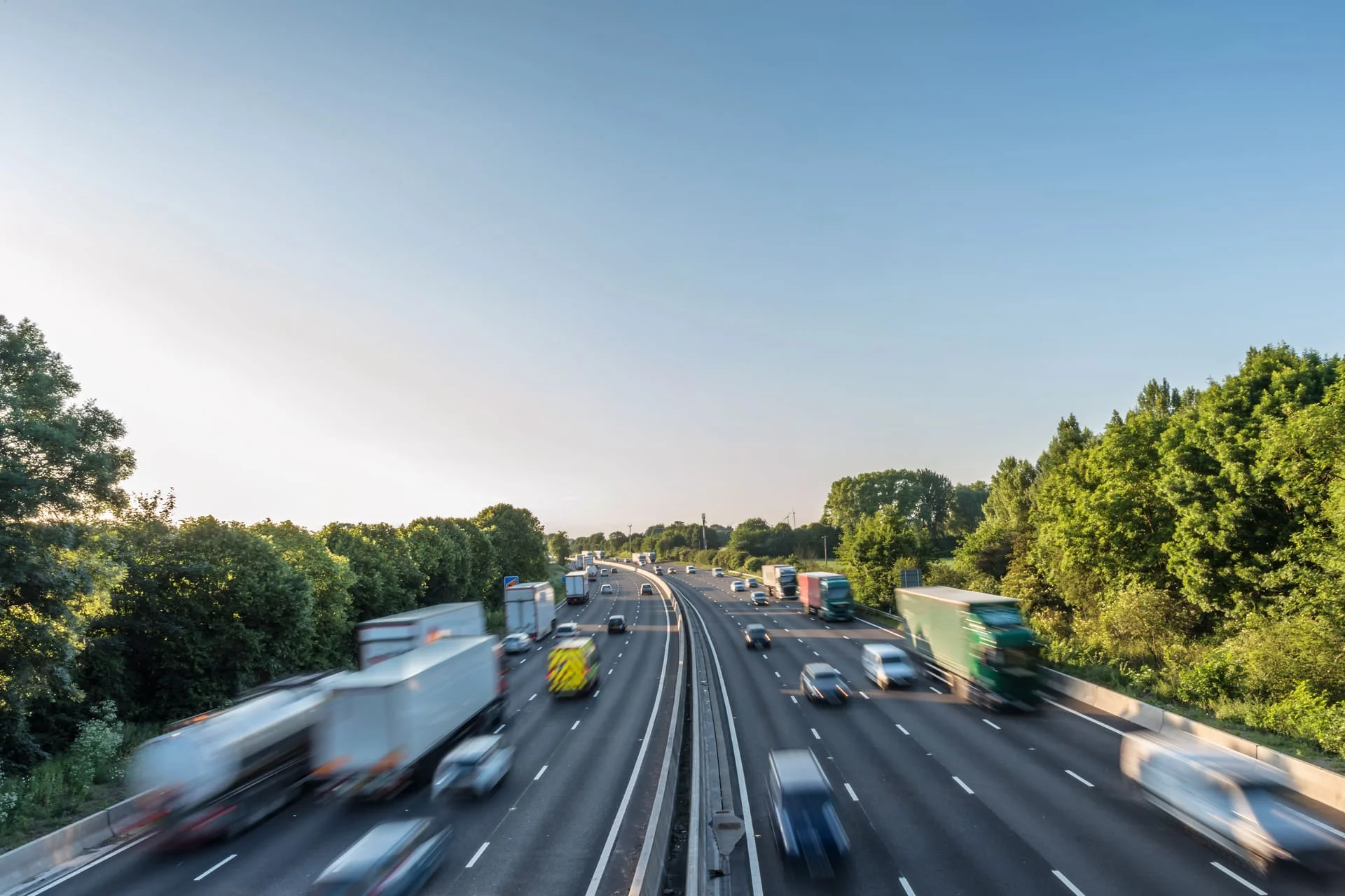 Autoroute avec des camions et des voitures dessus