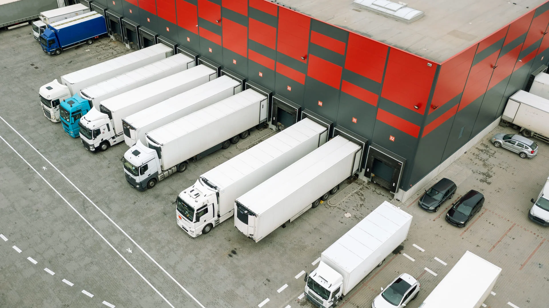 Plusieurs camions blanc a quai, vue de haut