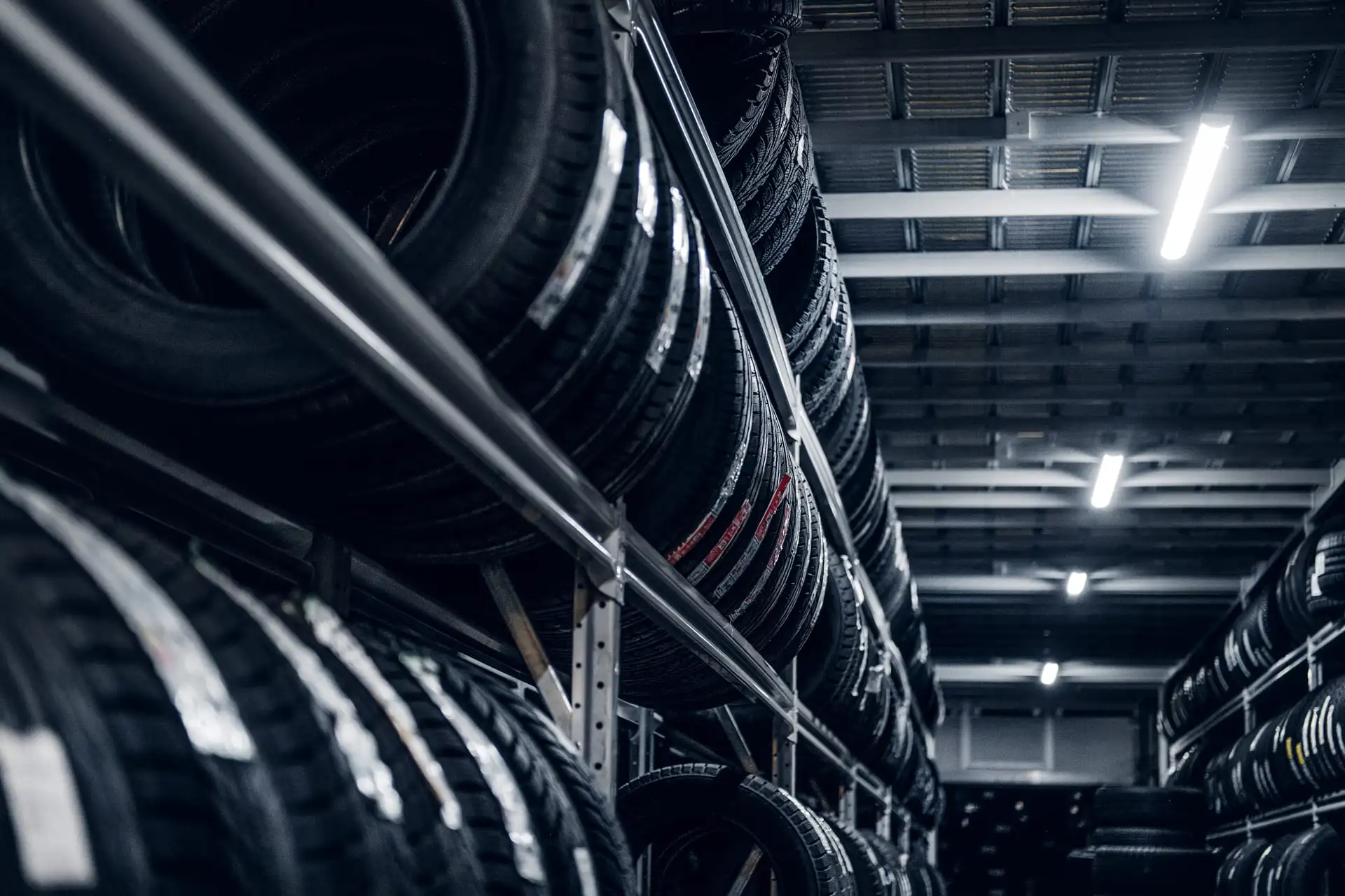 Pneus stockés en ligne dans un hangar sombre